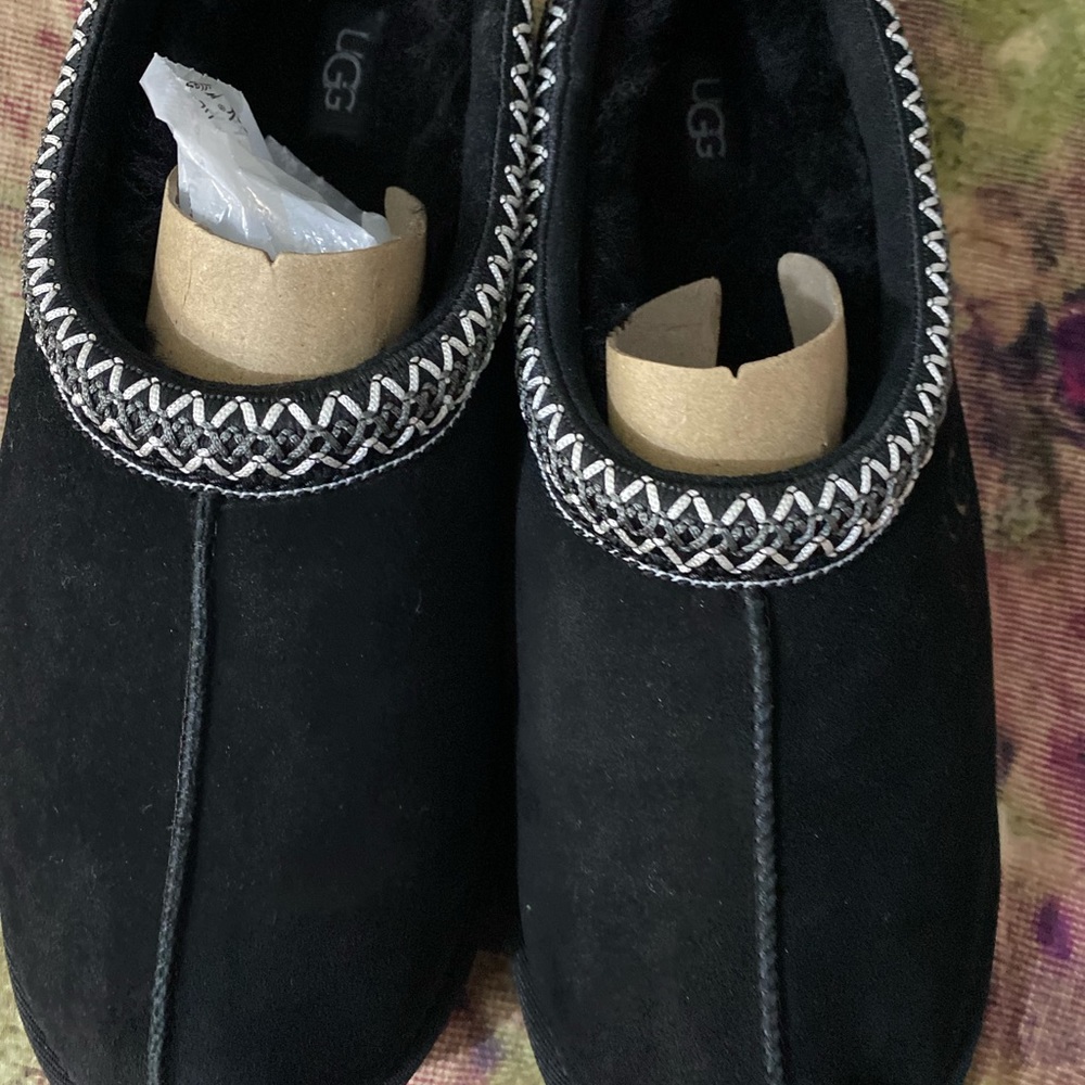 Hello, it is a men's shoe, size 12, new, never used, from the ugg brand. - Picture 7 of 14